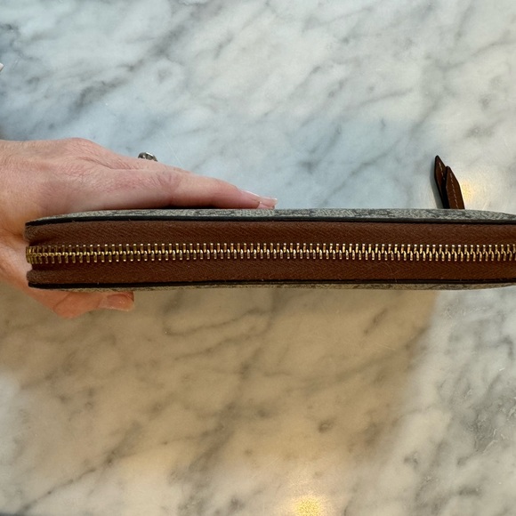 Gucci GG Supreme Tan Monogram Zip Around Wallet - Picture 5 of 12